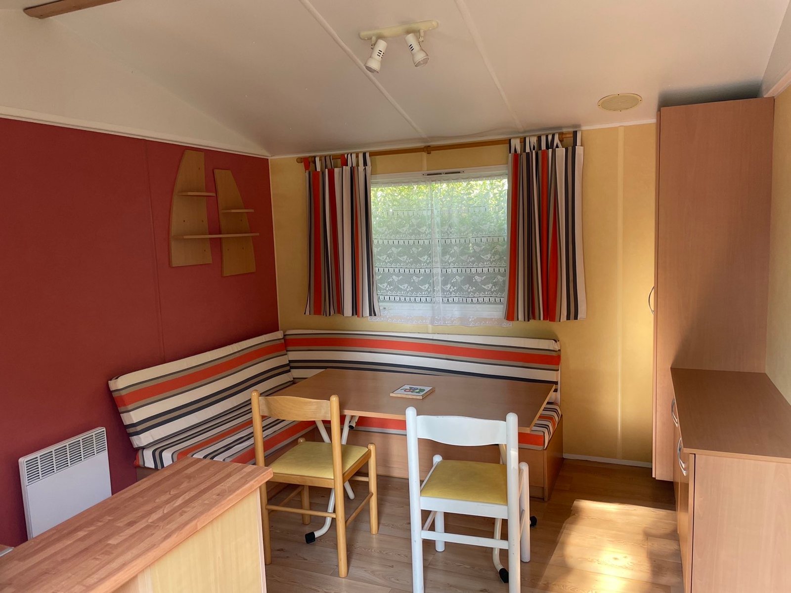 Salle à manger mobilhome irm super mercure