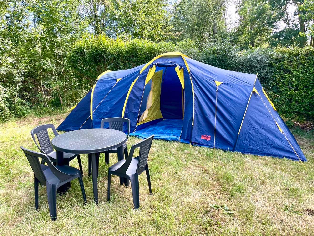 Grande tente installée camping obeaulaurier