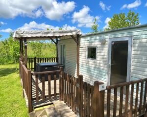Mobilhome30_economique_terrasse_couverte_agrandie_camping_obeaulaurier