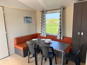 Mobilhome_80_salle_a_manger_camping_obeaulaurier_familial_nature