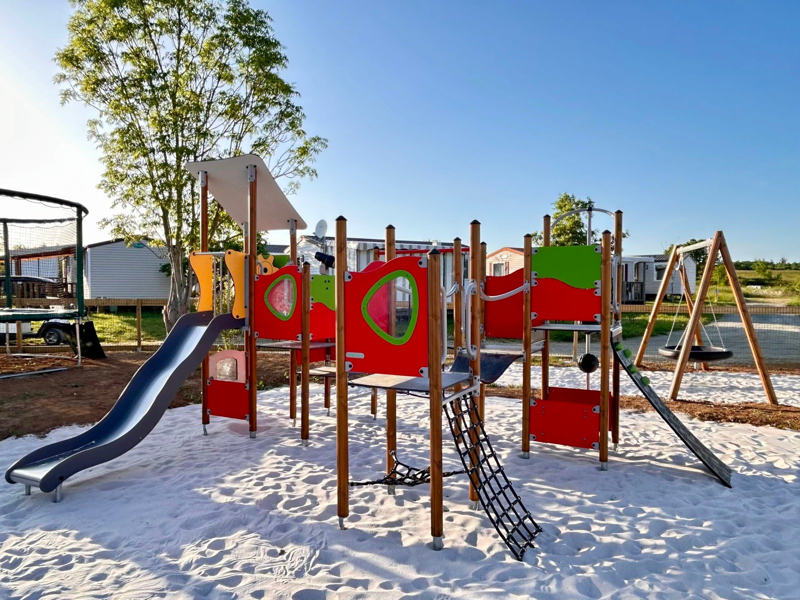 Aire_de_jeux_camping_obeaulaurier