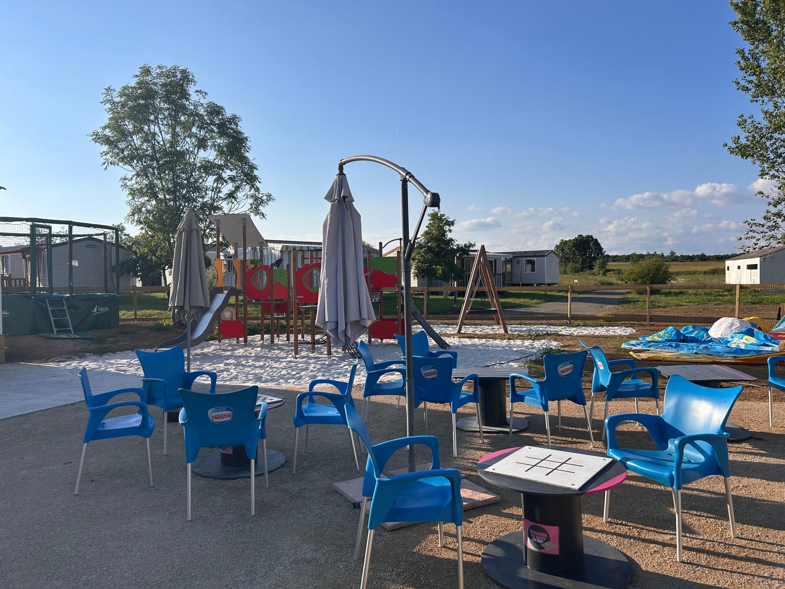 Terrasse_aire_de_jeux_camping_obeaulaurier