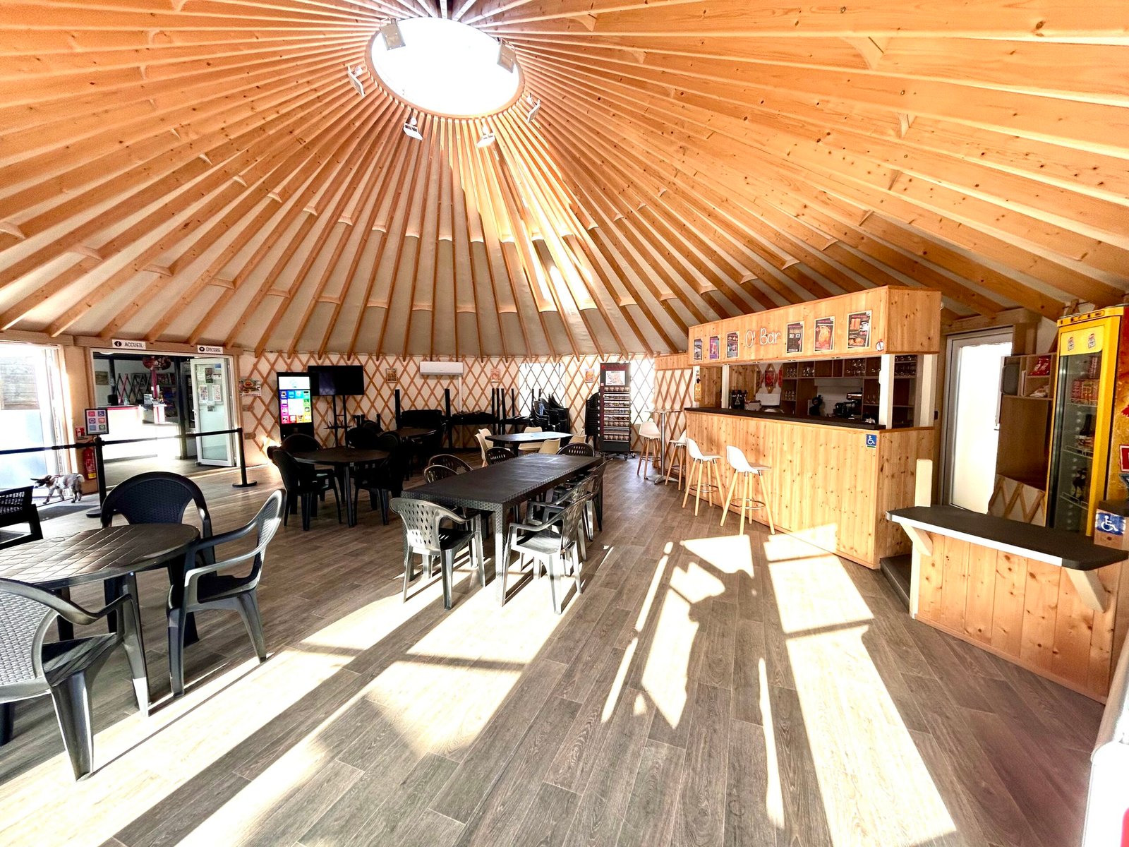 Yourte_espace_couvert_camping_obeaulaurier