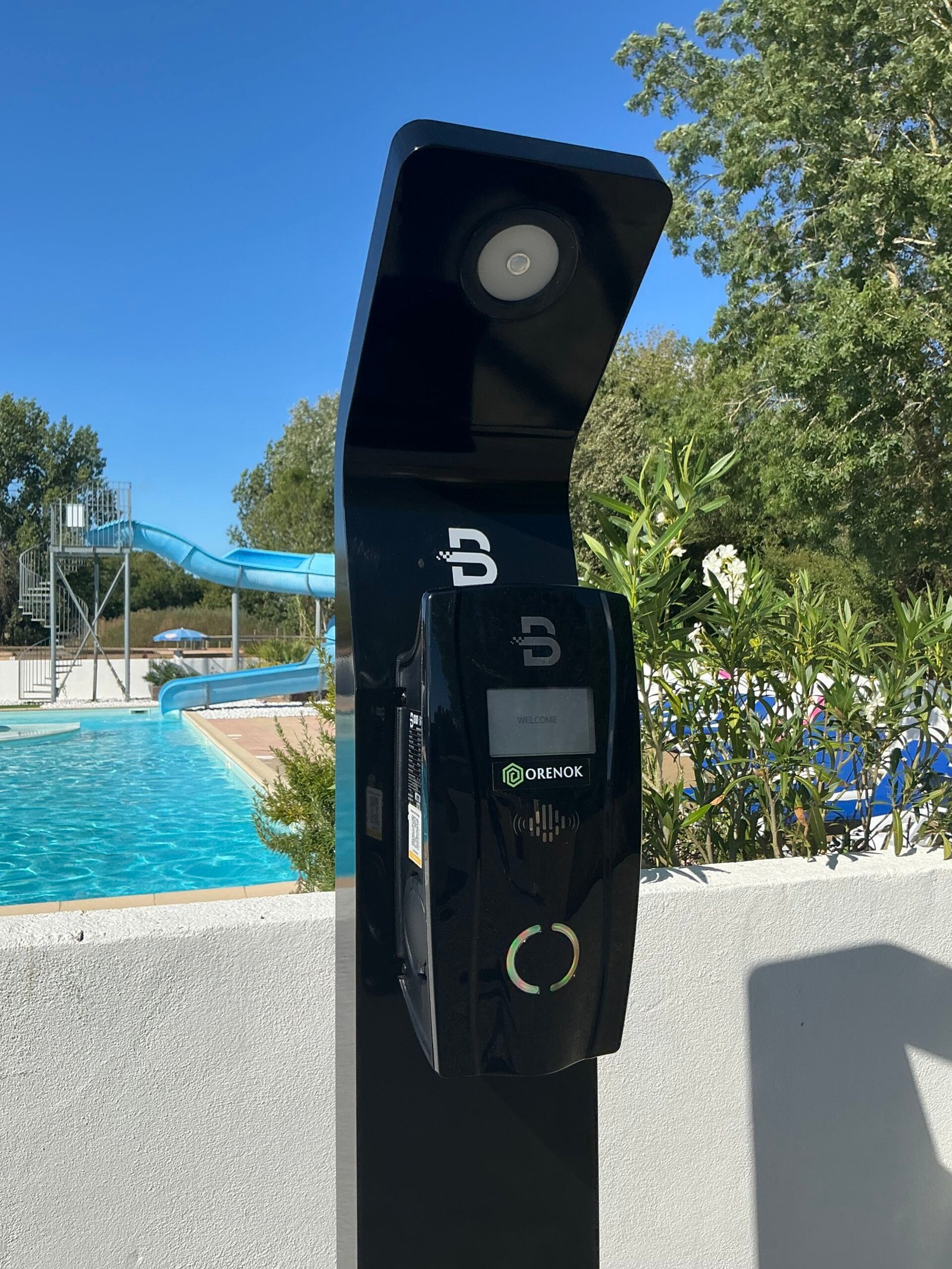 Borne_recharge_camping_vendee_obeaulaurier