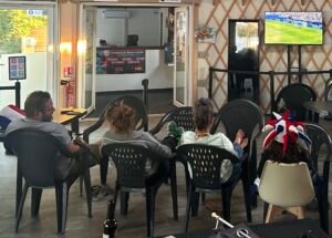 Salle_TV_intérieure_camping_obl Salle_TV_intérieure_camping_obl